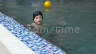 男孩正在游泳池里游泳。 7岁。